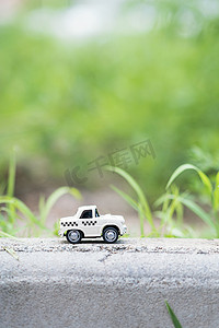 白色玩具汽车草地背景