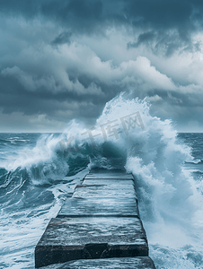 海冬季海浪冲击防波堤暴风雨云
