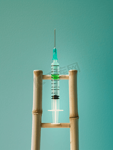 梯子上的医用注射器由木棍制成药物疫苗接种概念