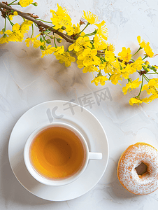 黄花盘上的一杯茶和甜甜圈茶歇复制空间和平躺
