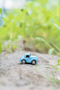 蓝色童真摄影照片_蓝色玩具汽车创意童年图片