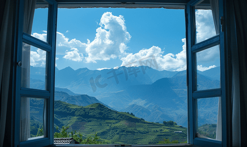 从窗户可以看到群山