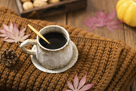 清新咖啡背景摄影照片_咖啡围巾温暖文艺秋天背景