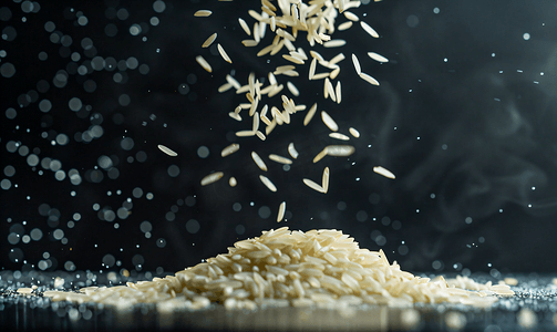 生白米落在桌子上黑色背景中一堆未煮过的长米