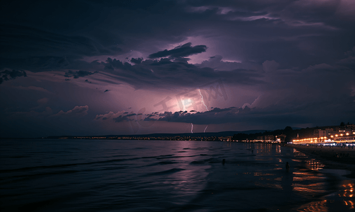 保加利亚瓦尔纳海上拉链和雷暴上令人兴奋的强大闪电