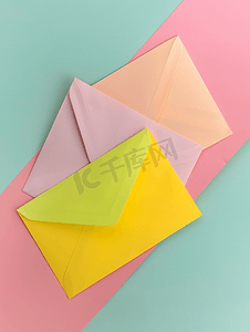 桌上黄绿色和粉红色纸气泡信封