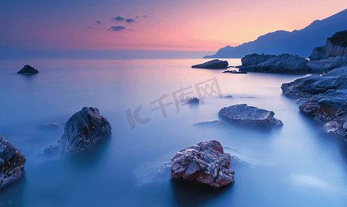 日出前的宁静和平静长时间暴露岩石海岸