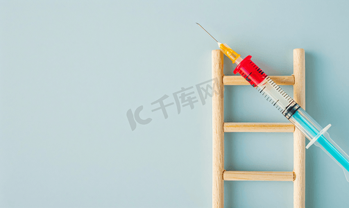 梯子上的医用注射器由木棍制成药物疫苗接种概念硬光