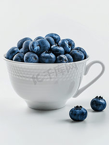 蓝莓是白色背景中白杯中的成熟浆果