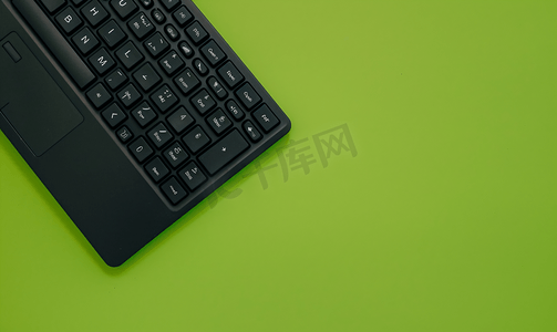 放置在绿色背景上的键盘按键的正面视图