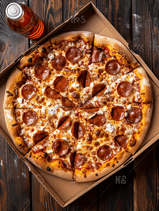 深色木地板上盒子里放着苏打水和意大利辣味香肠披萨