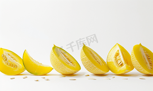 流星蜜瓜摄影照片_白色背景中的黄色鱼雷瓜分为切片和切片种子和果肉