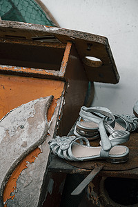 繁华的街景摄影照片_一双扔掉的儿童凉鞋