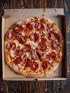 长条披萨摄影照片_深色木地板上盒子里放着苏打水和意大利辣味香肠披萨