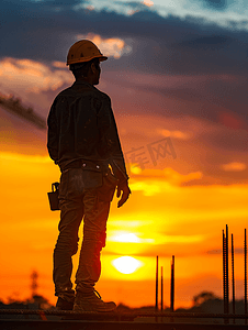 免抠大树剪影摄影照片_夕阳背景作业中正在施工的年轻建筑工人的剪影