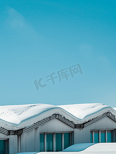 屋顶上的雪冬季建筑屋顶建筑细节