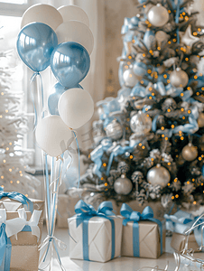 树下带蓝色蝴蝶结的节日礼物带气球的玻璃圣诞节和新年