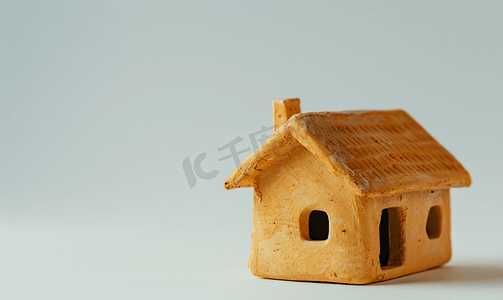 由粘土制成的小模型房子及其屋顶