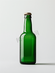 有滴管的绿色啤酒瓶在白色背景