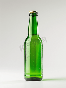 有滴管的绿色啤酒瓶在白色背景