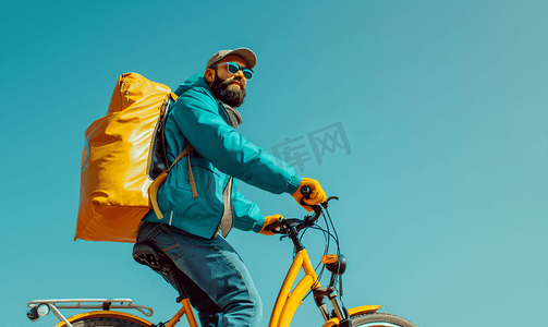 站立的男子摄影照片_骑自行车的带绝缘袋的快递员