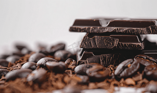 烘焙过的咖啡豆和磨碎的黑巧克力
