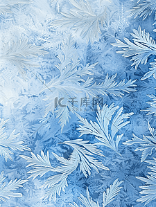 玻璃圣诞背景上的冷霜图案冬窗上的蓝色冰