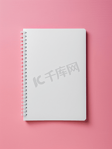空白白皮书笔记本孤立在粉红色背景模板模拟