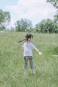 聲波圈圈圖示摄影照片_草地转圈圈的小姑娘