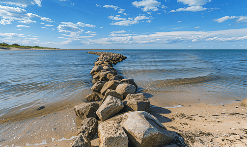 丹麦海岸的沙滩在海湾阳光下散步时的石堤