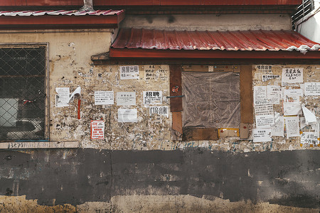 繁华的街景摄影照片_小城镇的广告墙贴满广告