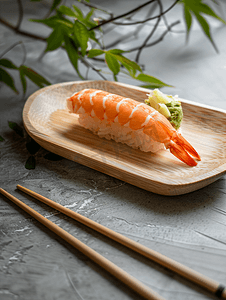 木盘上的蟹肉棒寿司
