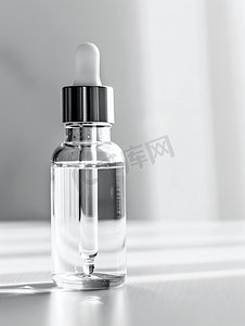 桌上有滴管的玻璃瓶芳香油化妆品和美容皮肤的概念