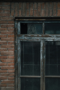 老房子的破旧窗户