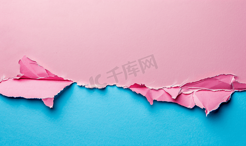背景粉色边框摄影照片_撕破的纸边带有复制空间粉色和蓝色背景