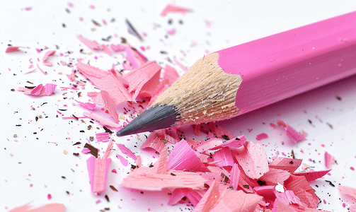 彩色龙须面摄影照片_粉红色铅笔在铅笔屑上