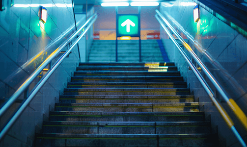 疏散演练摄影照片_楼梯上的绿色逃生路线标志