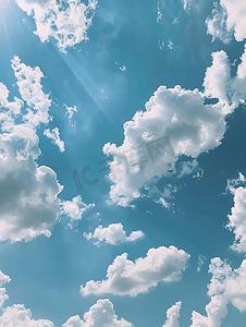 蓝色的天空中有许多大小不一的白云