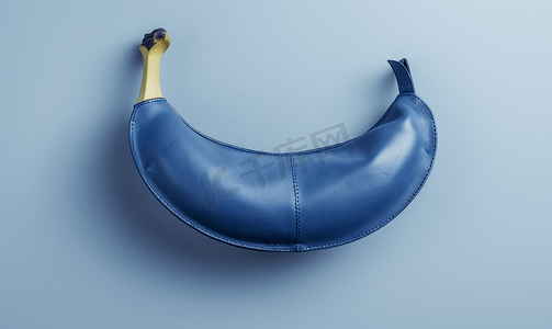 中灰色背景摄影照片_灰色背景中由蓝色皮革香蕉制成的腰包