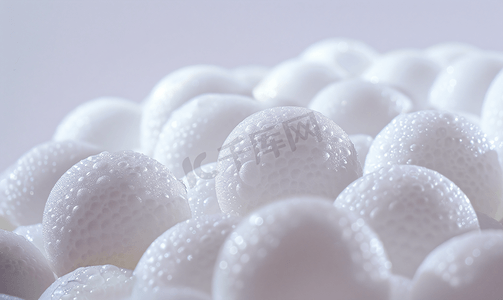 数十个泡沫塑料球