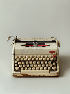 合规文化宣传摄影照片_白色背景上的复古小型打字机模型