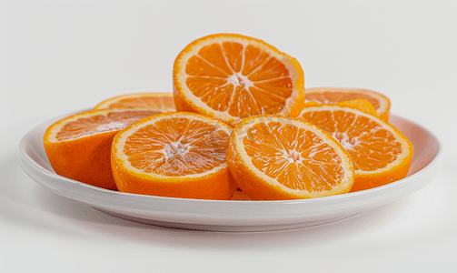 水果橘子摄影照片_白色背景下白色盘子里放着多汁的橘子片