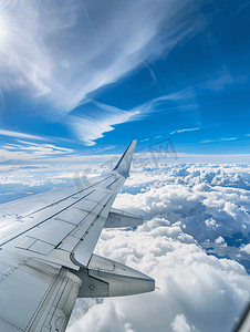 从机翼上的飞机窗户看到天空和云彩