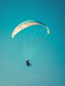 滑翔伞在蓝天和空旷的空间中翱翔