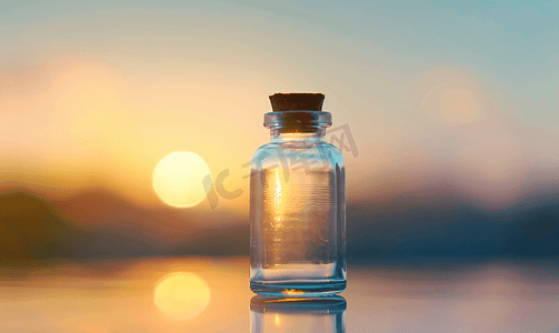 玻璃透明瓶子摄影照片_带有信息的小空玻璃瓶