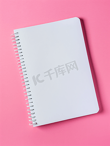 粉红色信纸摄影照片_空白白皮书笔记本孤立在粉红色背景模板模拟