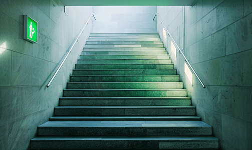 楼梯上的绿色逃生路线标志