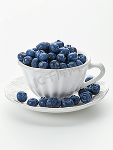 蓝莓是白色背景中白杯中的成熟浆果