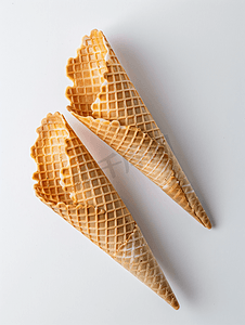 冰淇淋设计摄影照片_白色背景顶视图上的三个空的冰淇淋华夫饼锥