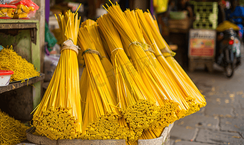 集市上的黄色稻草扫帚套装